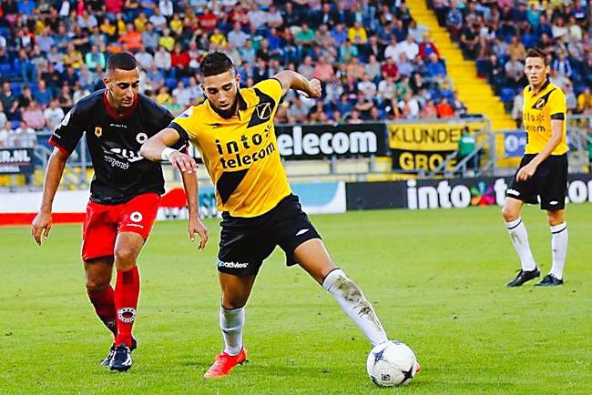 边后卫内收 边后卫内收